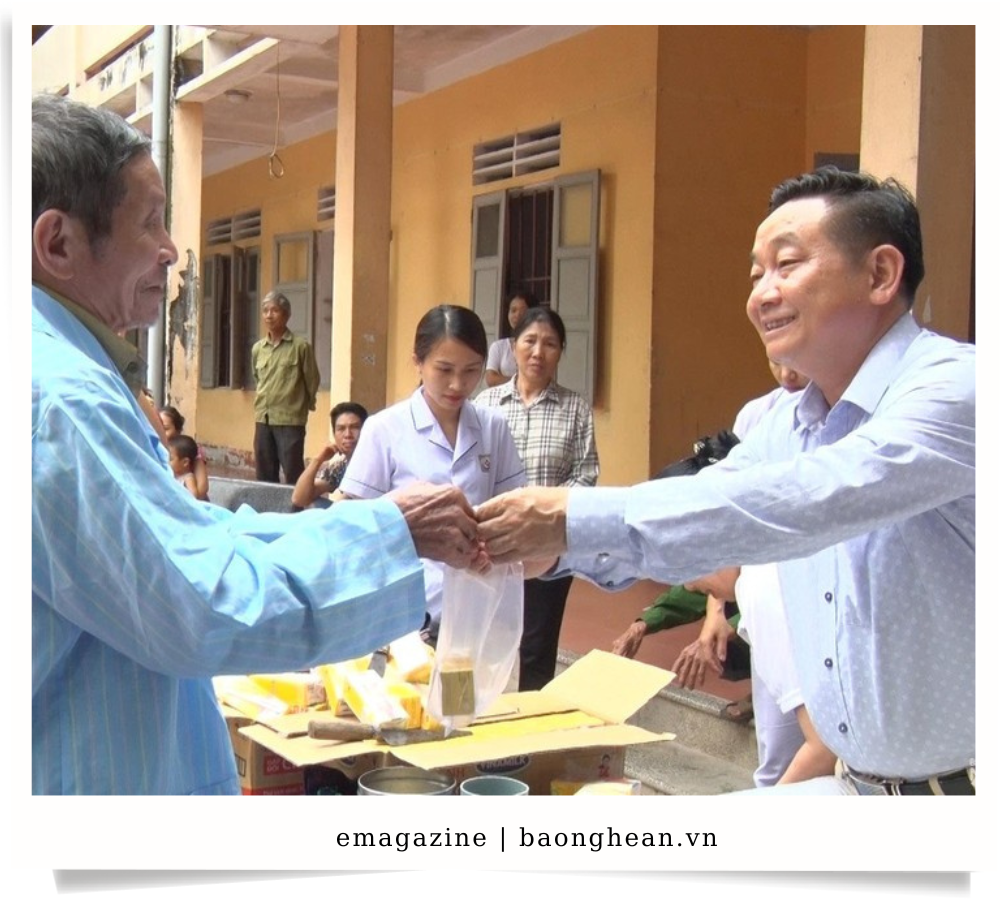 Phát cháo tình thương cho bệnh nhân nghèo ở Thị xã Cửa Lò.