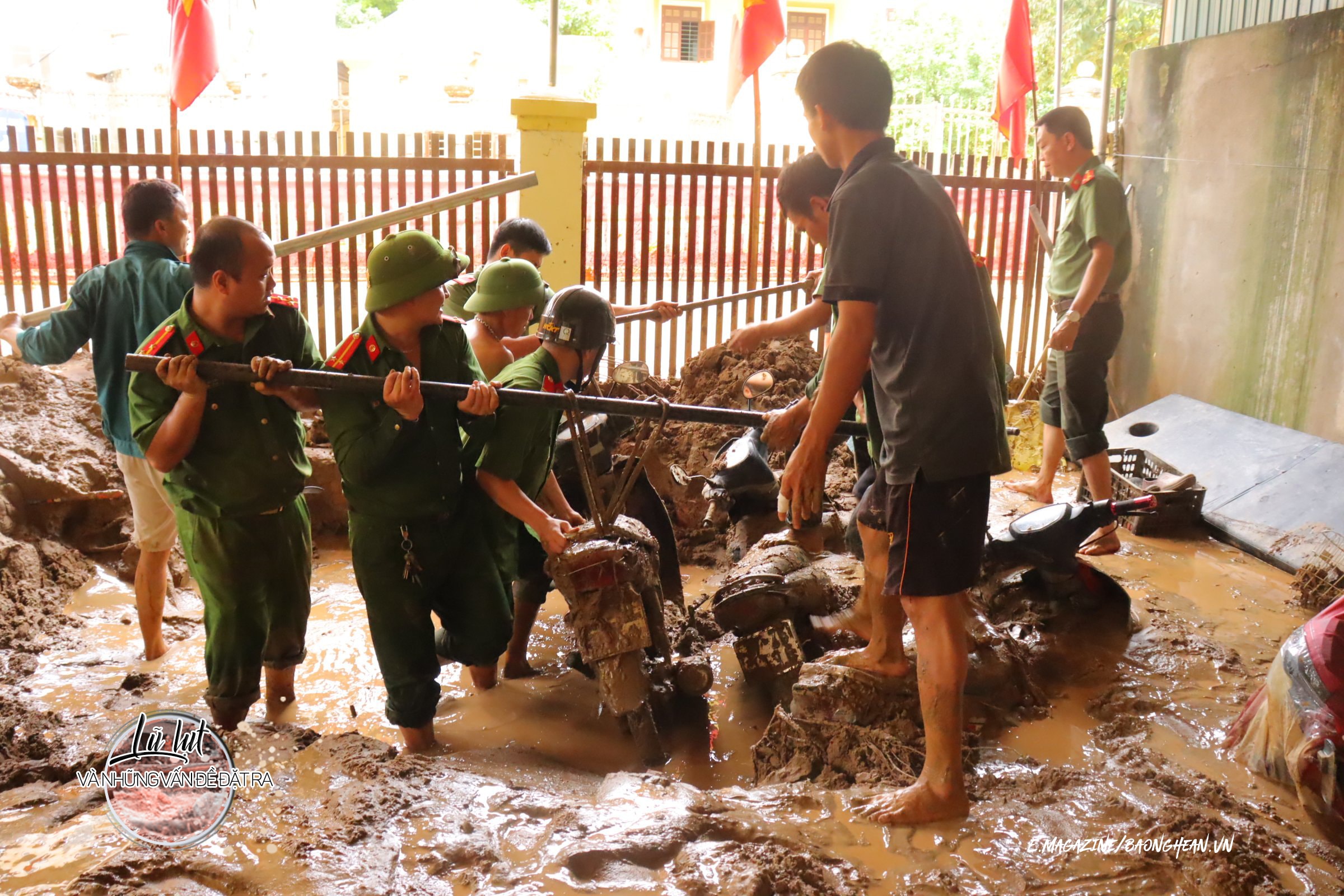 Lực lượng công an giúp người dân bản Hoà Sơn sau trận lũ quét. Ảnh: Tình Dương