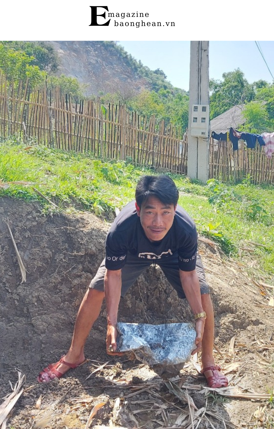 Những viên đá rơi xuống bản Kim Đa sau 1 lần nổ mìn.