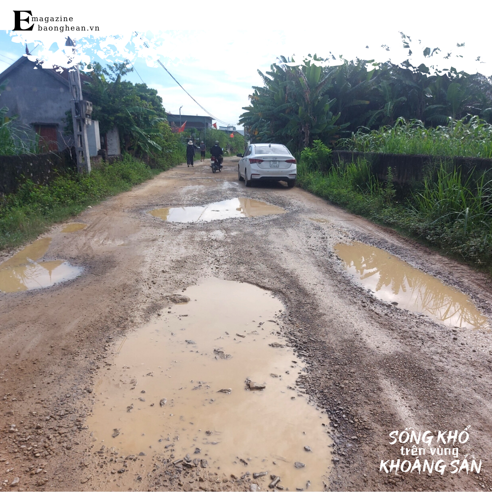Tuyến đường ở xóm 6 tan nát sau nhiều năm bị xe tải chở khoáng sản trái phép lộng hành.