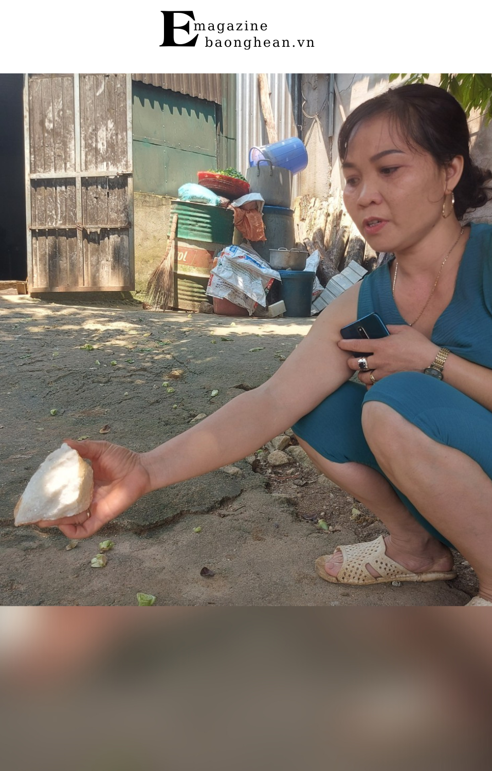 Viên đá trắng mới nhất rơi xuống nhà chị Dung.