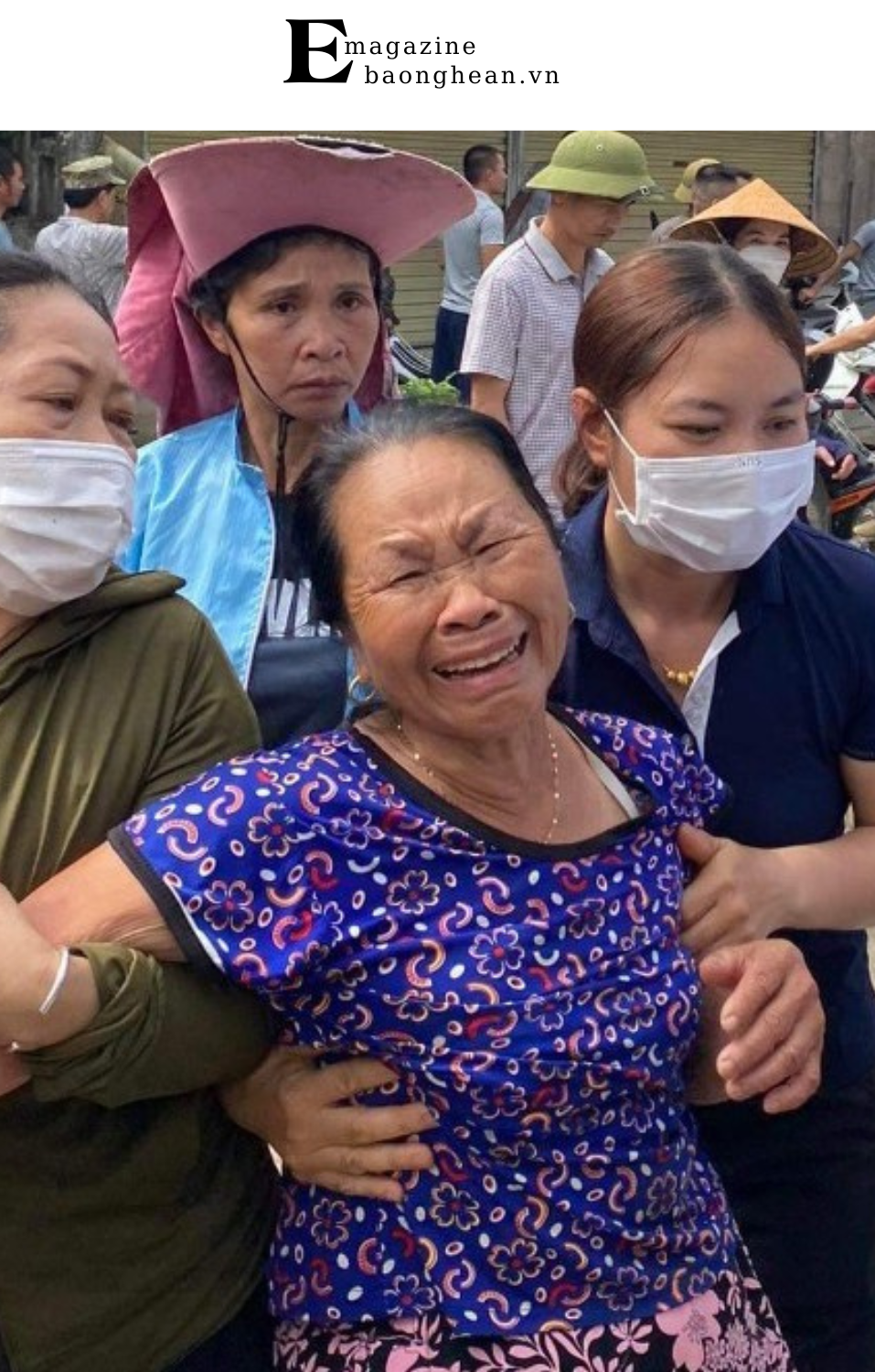 Bà Huân bật khóc nức nở khi chứng kiến ngôi nhà của người con gái bị sụt lún, nứt nẻ.