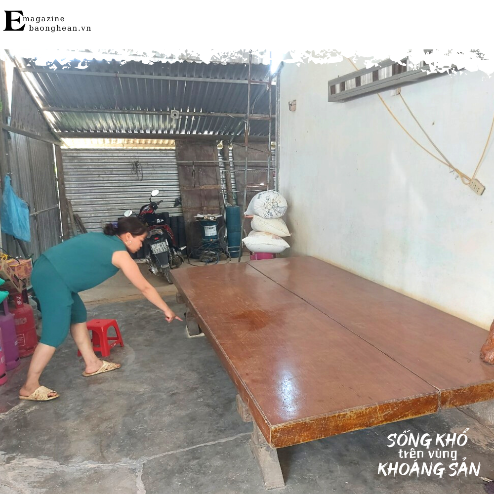 Mỗi lần mỏ đá nổ mìn, chị Dung cùng con phải xuống phản trú tránh.