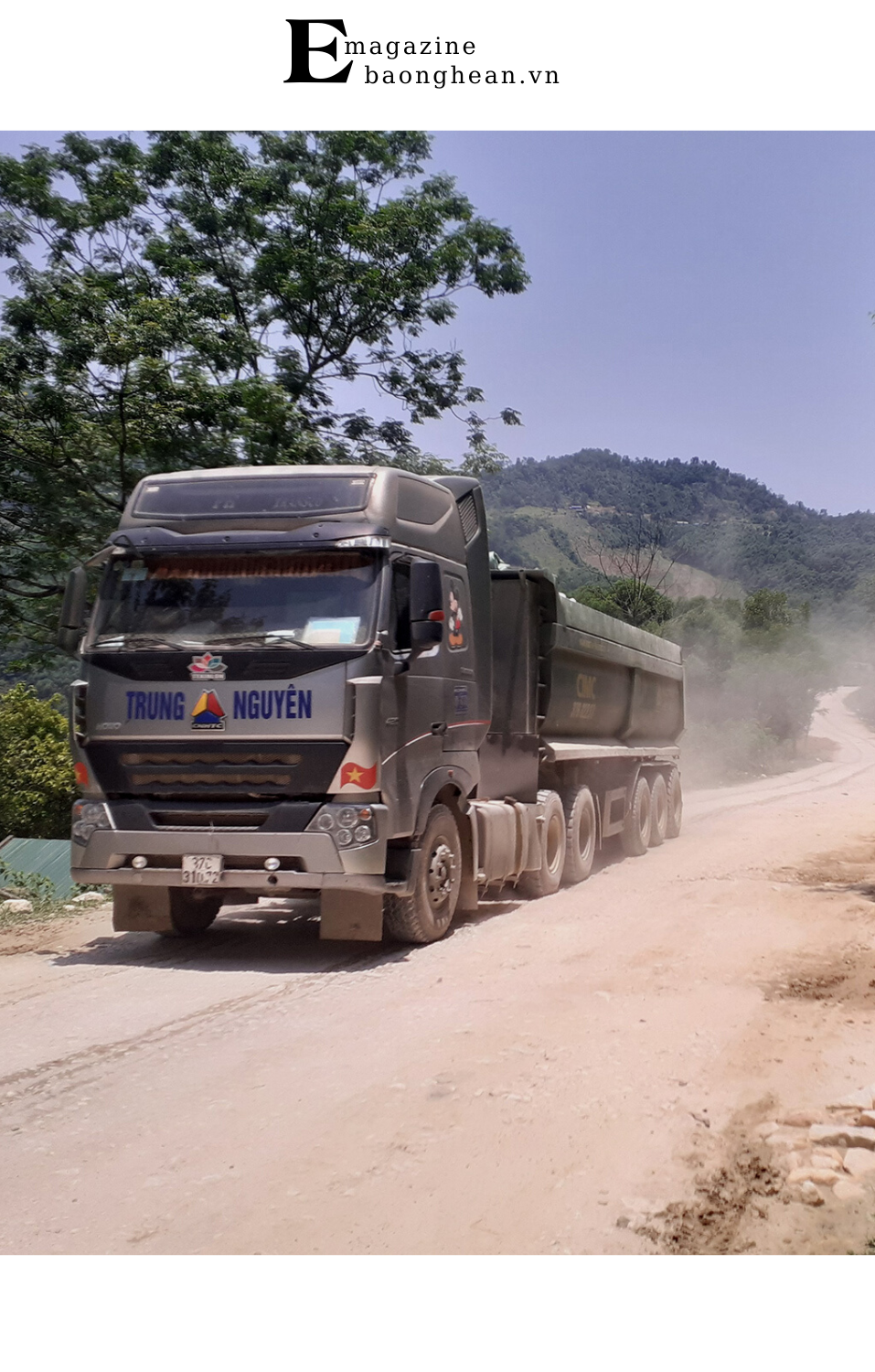 Tỉnh lộ 532 đoạn qua xã Châu Hồng tan nát vì hàng ngày phải oằn mình gồng gánh hàng ngìn xe tải chở khoáng sản.