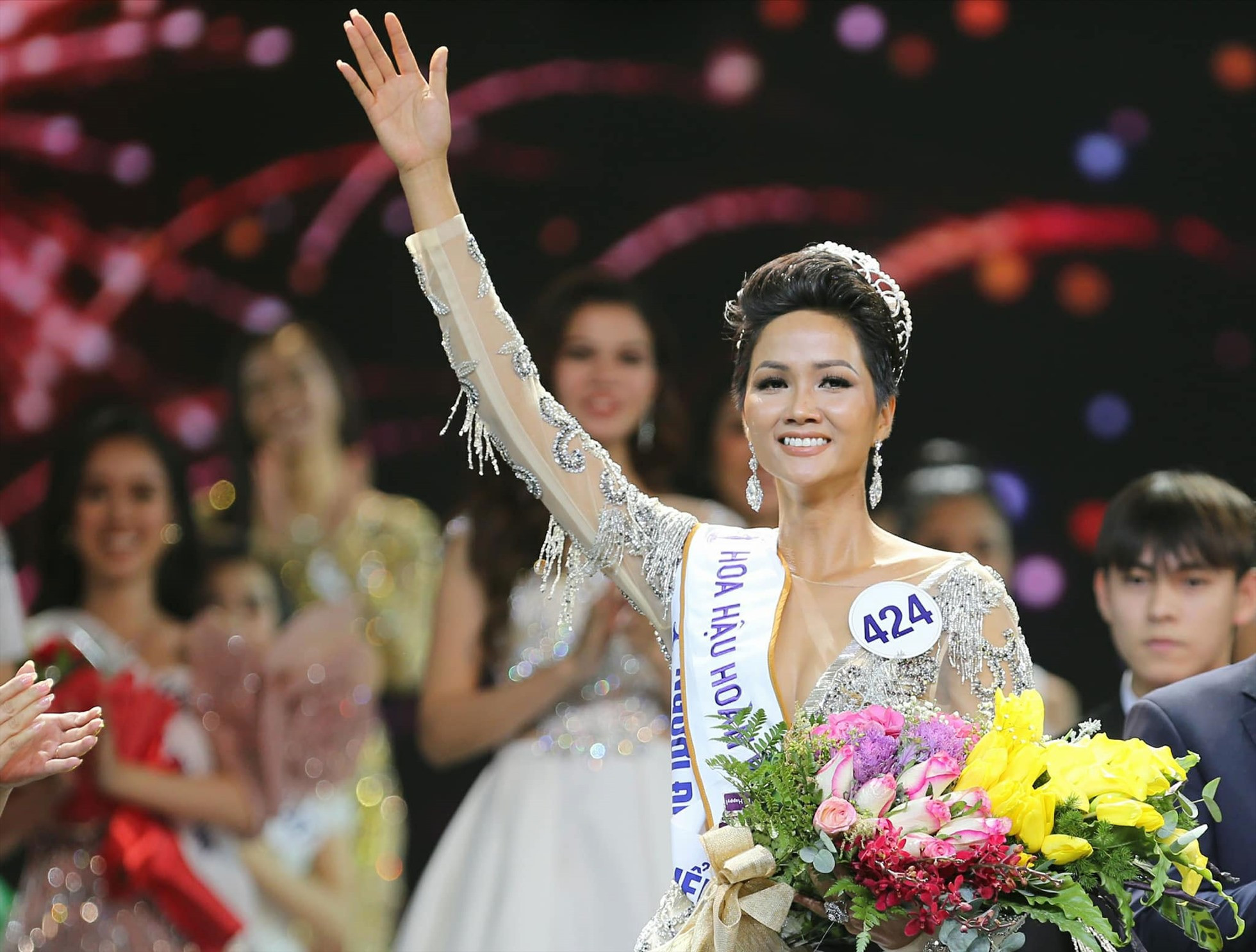 H'Hen Niê đăng quang Hoa hậu Hoàn vũ Việt Nam 2017 đã thay đổi cái nhìn mới của khán giả về hoa hậu từ trước đến nay. Ảnh: Uni Media.