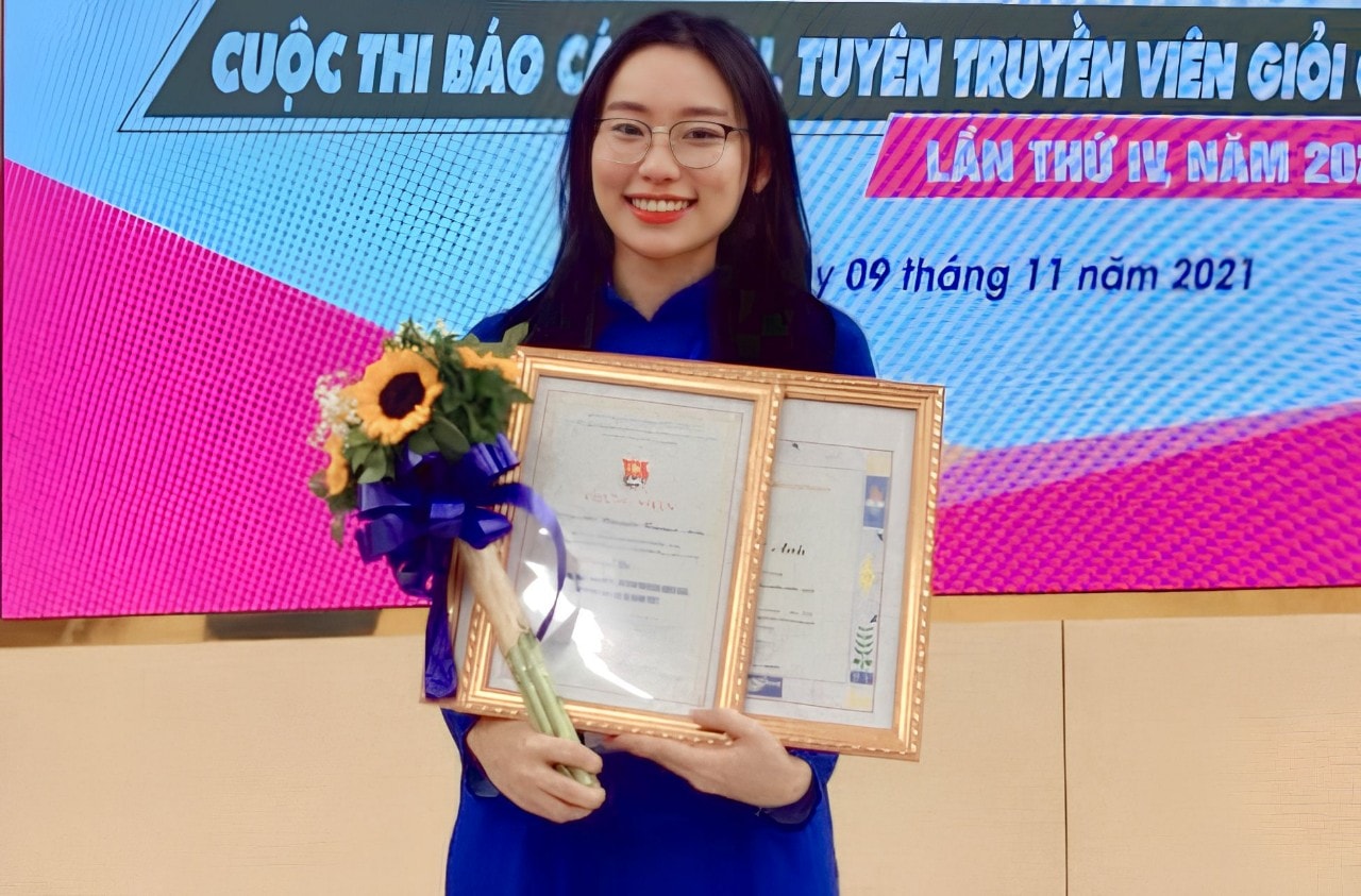 Không chỉ có thành tích tốt trong học tập, Nguyễn Nguyệt Anh (sinh năm 2002) còn đạt giải cao trong những cuộc thi Báo cáo viên, tuyên truyền viên giỏi các cấp. Ảnh: Thanh Quỳnh