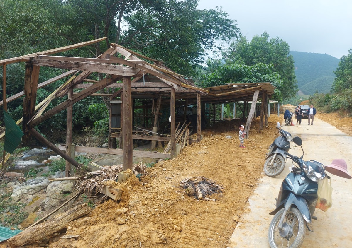 Bị đình chỉ hoạt động, hệ thống lán trại bên thác Liếp chỉ còn trơ lại những khung, sạp gỗ.