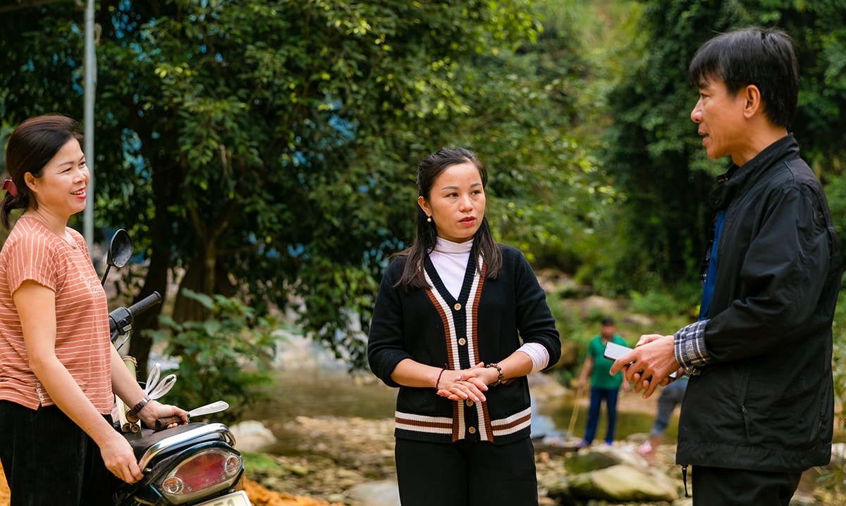 Các chị Lô Thị Thìn, Lô Thị Thêu trao đổi với phóng viên.