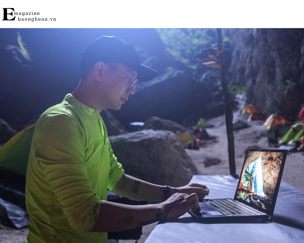 Trần Tuấn Việt tác nghiệp tại Sơn Đoòng