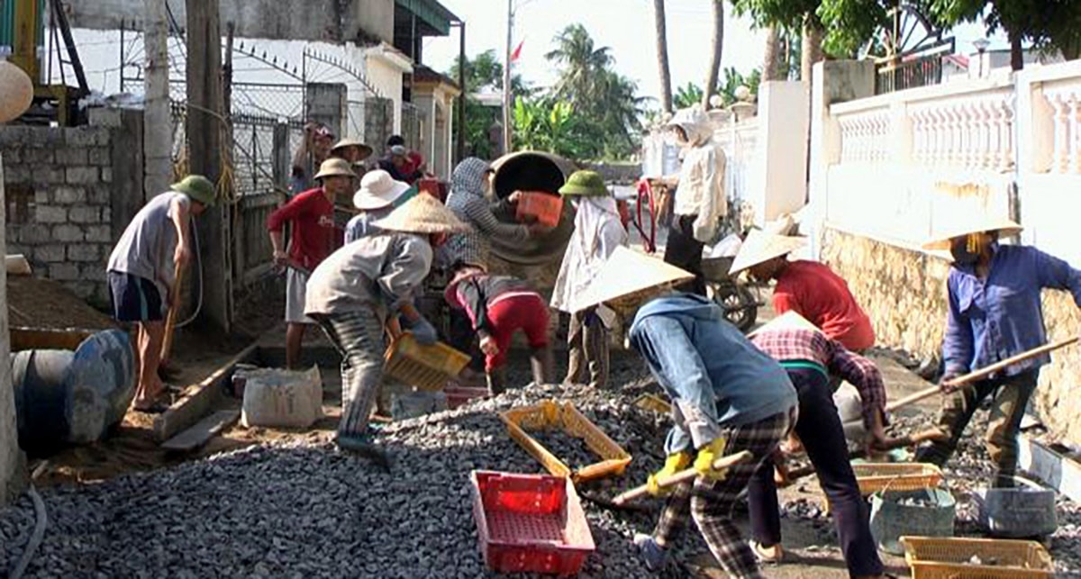 Bà con giáo xứ Bến Đén, xã Diễn Kỷ (Diễn Châu) ra quân xây dựng đường giao thông. Ảnh tư liệu