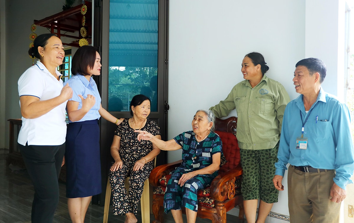 Cán bộ xã Nghĩa Tiến và Tổ hòa giải xóm Tân Hợp gặp gỡ, vận động người dân giải quyết tốt các khúc mắc giữa các gia đình. Ảnh: Nguyên Nguyên