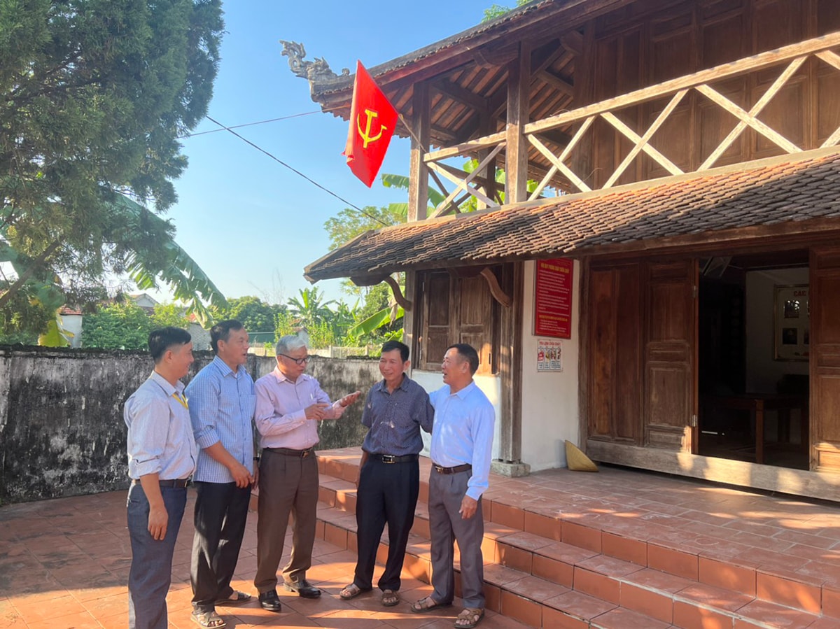 Cán bộ MTTQ xã Lĩnh Sơn (Anh Sơn) và cán bộ thôn 4 trao đổi về công tác giáo dục truyền thống tại di lích lịch sử quốc gia Hiệu Yên Xuân. Ảnh: Q.A