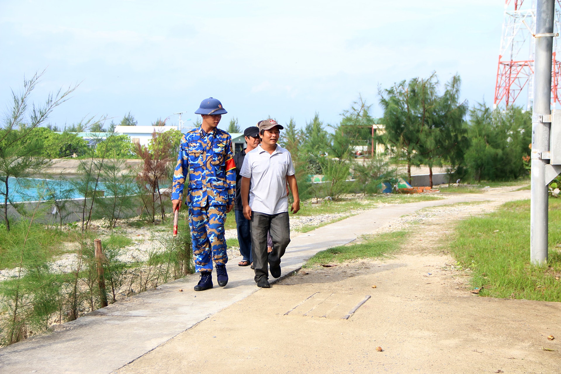 Ngư dân lên đảo Sinh Tồn trong những lần đưa tàu vào neo đậu.