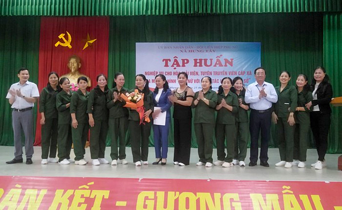 Ra mắt Câu lạc bộ Phụ nữ với công tác hòa giải cơ sở ở xã Hưng Tây (Hưng Nguyên). Ảnh: CSCC