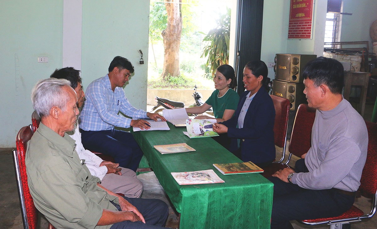 Tổ hòa giải thôn 2, xã Hoa Sơn (Anh Sơn) họp bàn phương án hòa giải. Ảnh: Q.A