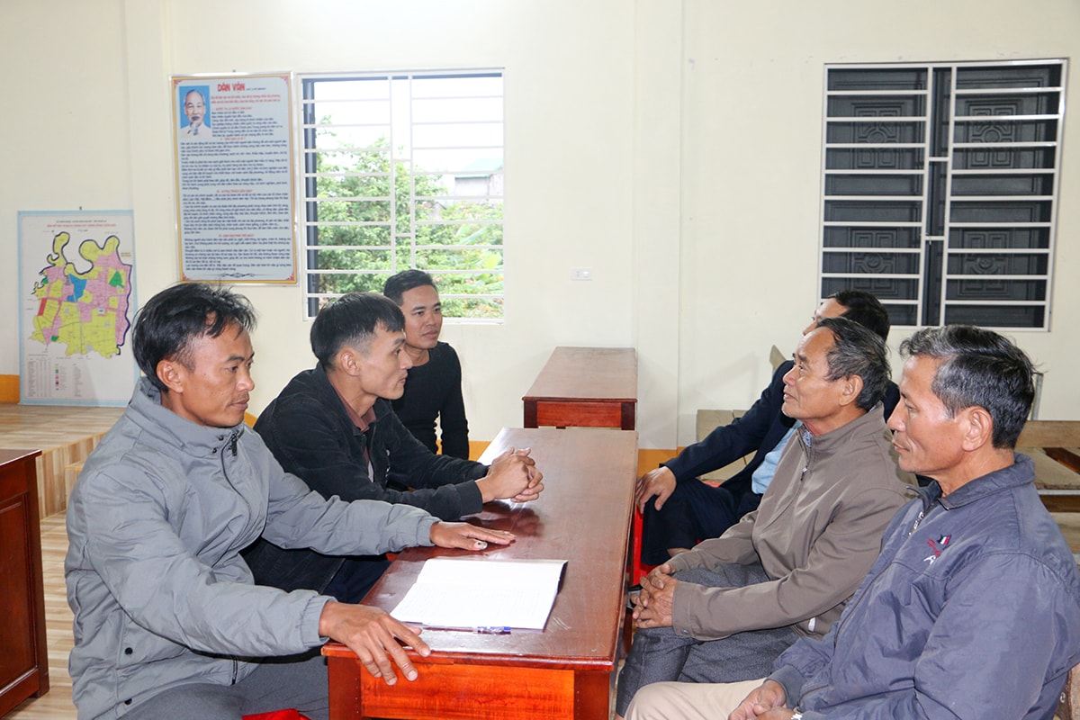 Tổ hoà giải xóm Bùi Thượng, xã Hưng Trung (Hưng Nguyên) trao đổi kinh nghiệm công tác. Ảnh: Quỳnh An