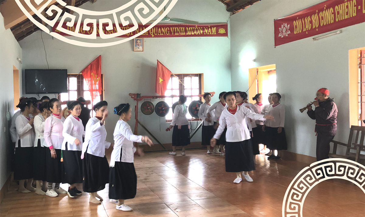 Nhờ làm tốt công tác hòa giải, gắn kết tình làng, nghĩa xóm Đồng bào dân tộc Thổ ở làng Lung Thượng, xã Nghĩa Lợi (Nghĩa Đàn) đồng lòng xây dựng đời sống văn hóa. Ảnh: CSCC