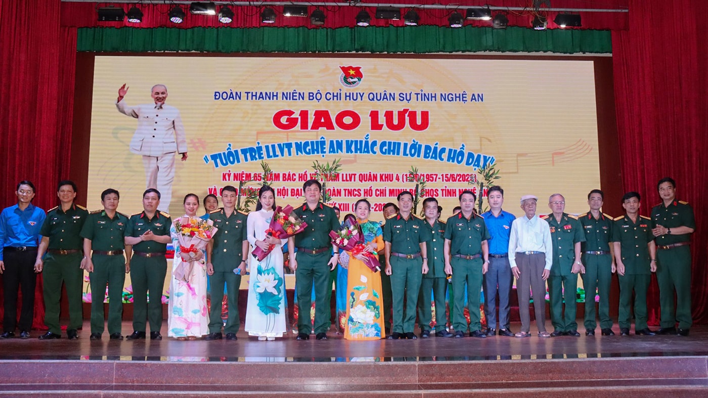 Giao lưu Tuổi trẻ lực lượng vũ trang Nghệ An khắc ghi lời Bác Hồ dạy. Ảnh: Trọng Kiên