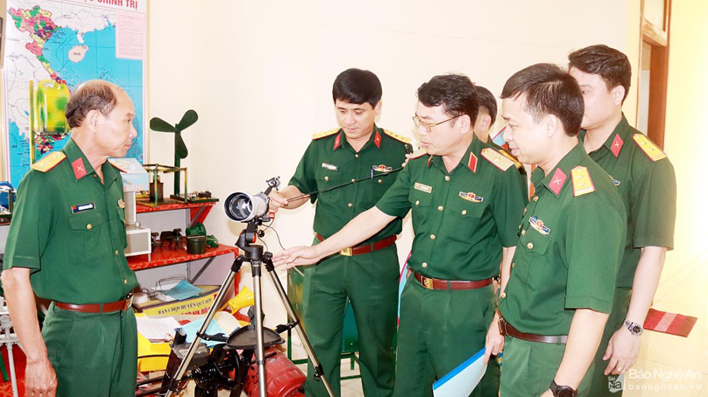 Thiếu tướng Phan Văn Sỹ - Phó Chủ nhiệm Quân khu 4 và Đại tá Phan Đại Nghĩa - Ủy viên BTV Tỉnh ủy, Chỉ huy trưởng Bộ CHQS tỉnh cùng các đồng chí trong Thường vụ Đảng ủy Bộ CHQS tỉnh tham quan các mô hình sáng kiến cải tiến kỹ thuật trong công tác huấn luyện sẵn sàng chiến đấu của Bộ CHQS tỉnh Nghệ An. Ảnh: Trọng Kiên