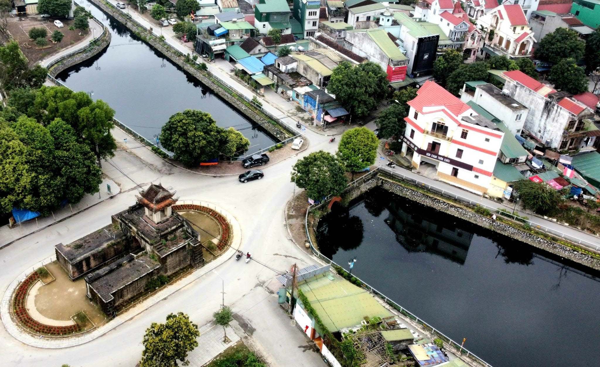 Ngày 7/2, nước trong hào Thành cổ một màu đen kịt.
