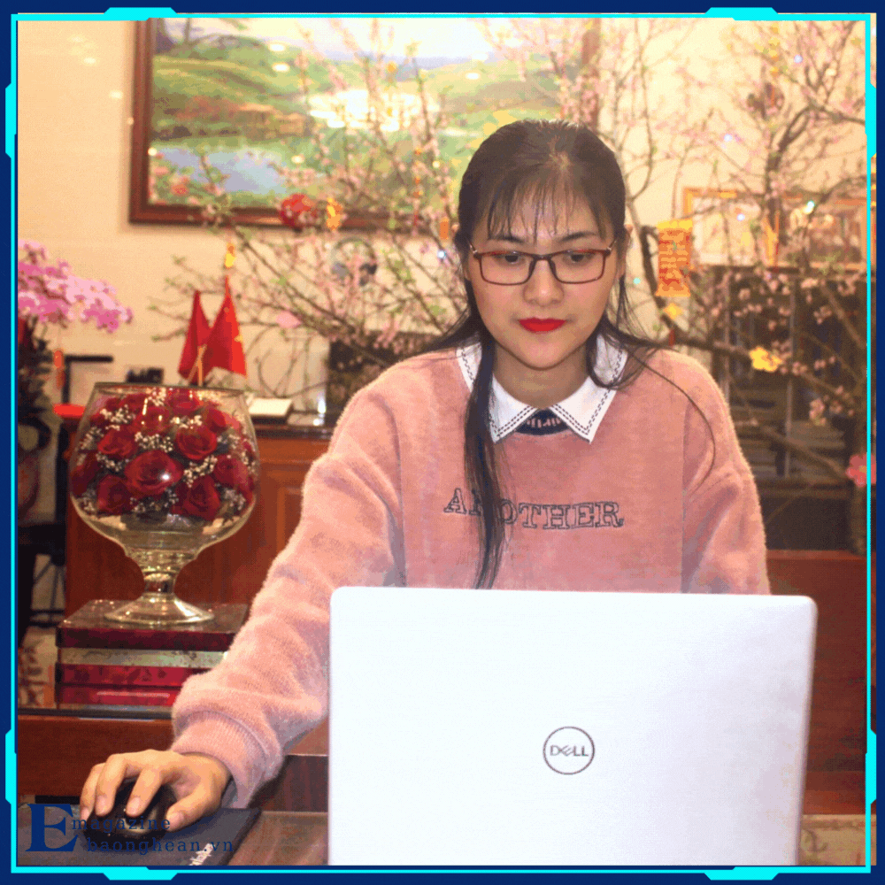 Cô Hoa soạn giáo án điện tử