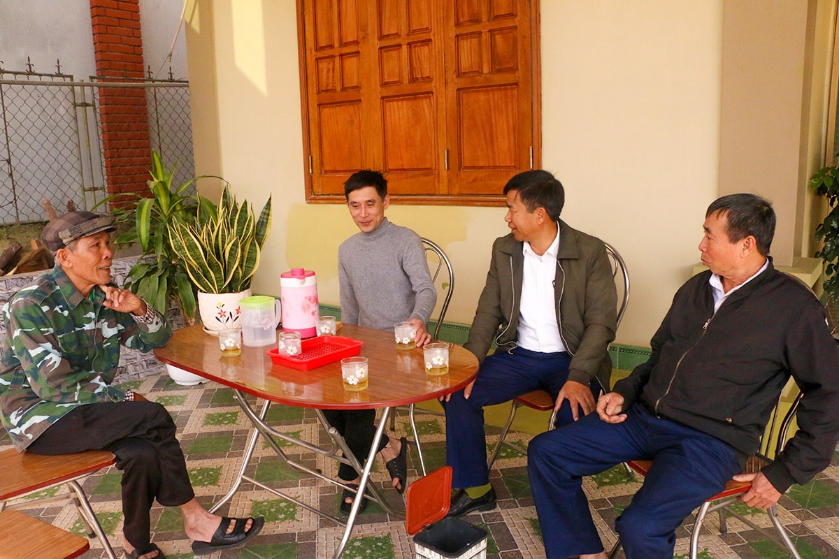 Lãnh đạo xã Nam Giang và cán bộ xóm 1 trao đổi với người dân về phong trào xây dựng xóm 
