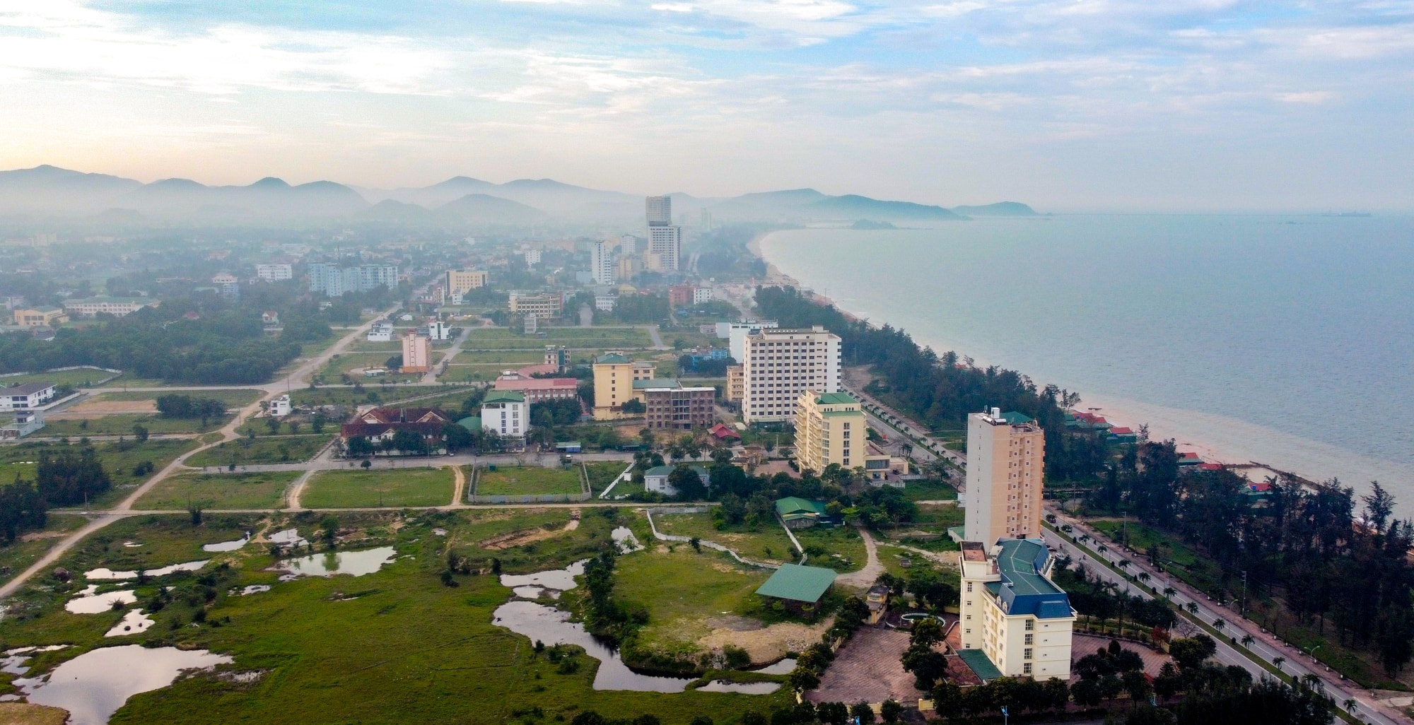 Toàn cảnh thị xã biển Cửa Lò - địa phương trong tương lai gần sẽ trở thành một phần của đô thị Vinh mở rộng. Ảnh: Thành Cường