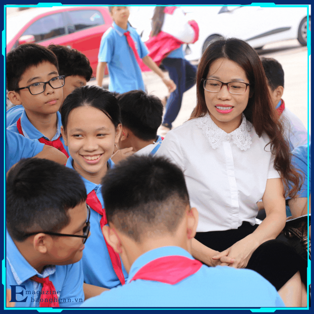 Cô giáo Dương Thắm Ngà và học sinh lớp 7 Trường THCS Đặng Thai Mai (TP. Vinh)