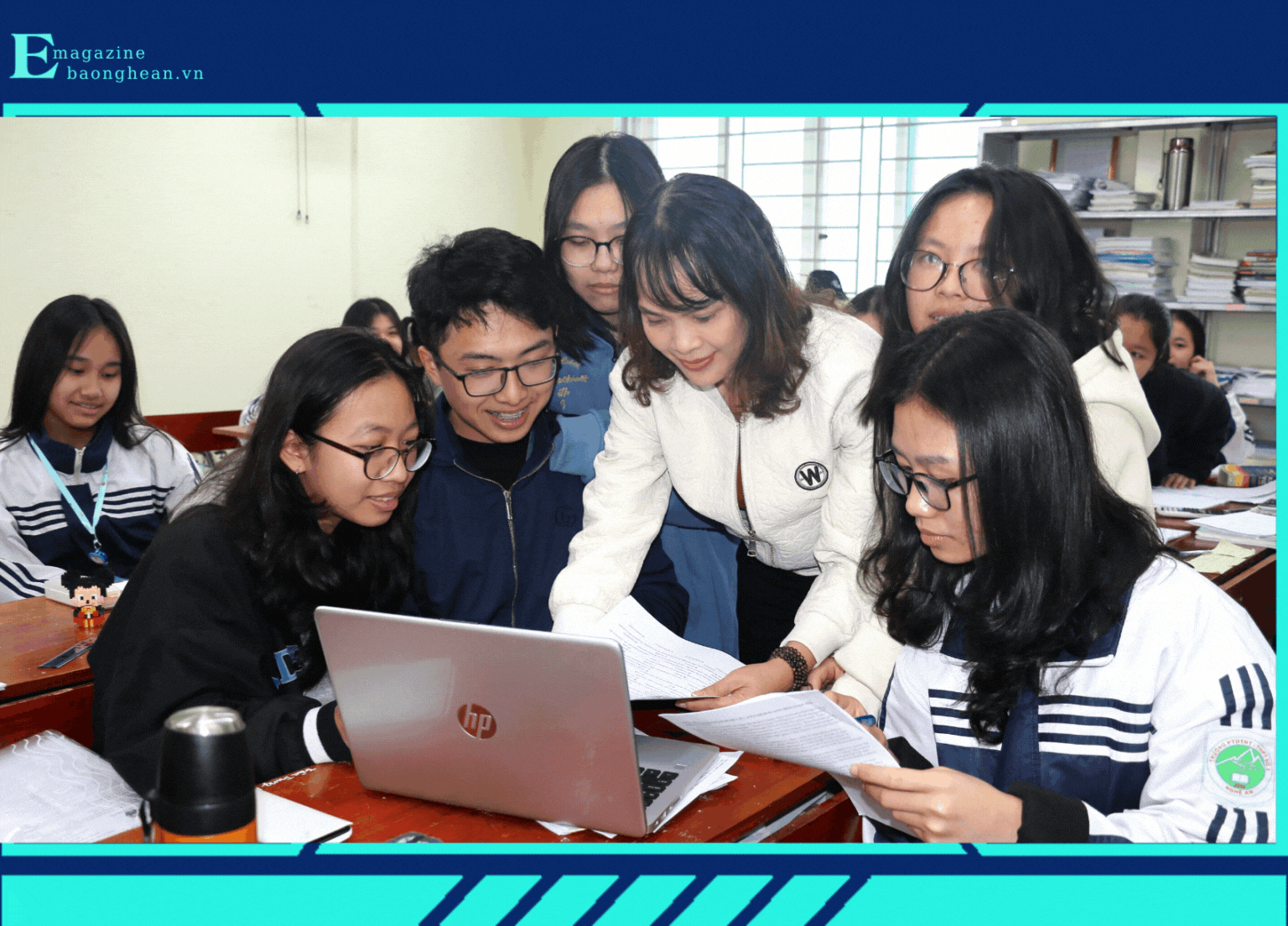 Học sinh Trường PT DTNT THPT số 2 trao đổi bài học với giáo viên