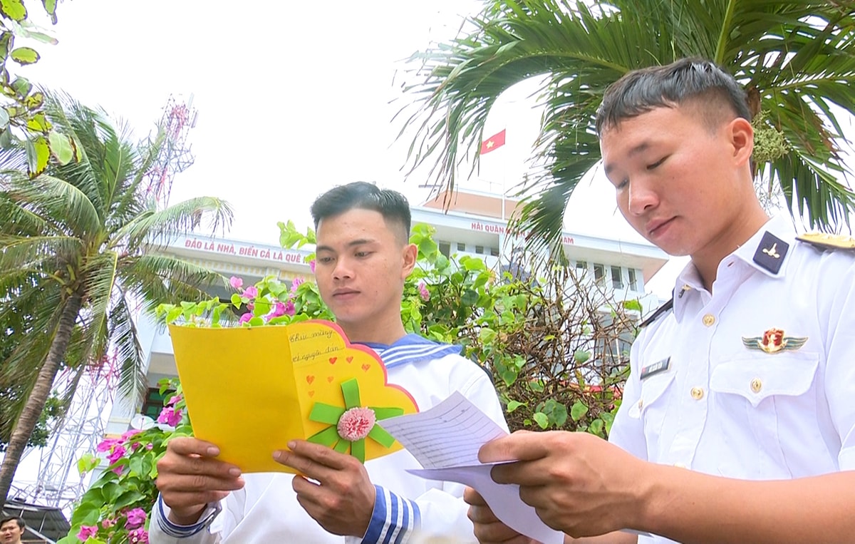 Ngoài thư còn có những tấm thiệp được các em thiết kế tỉ mỉ.