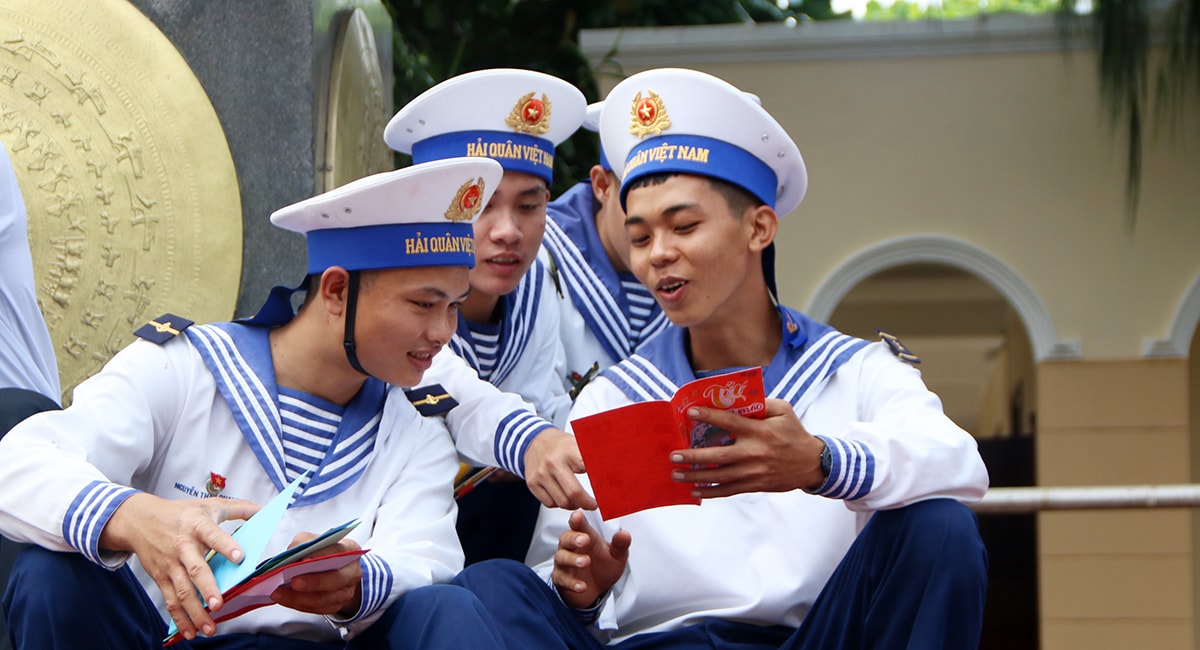 Niềm vui khi nhận được thư từ đất liền.