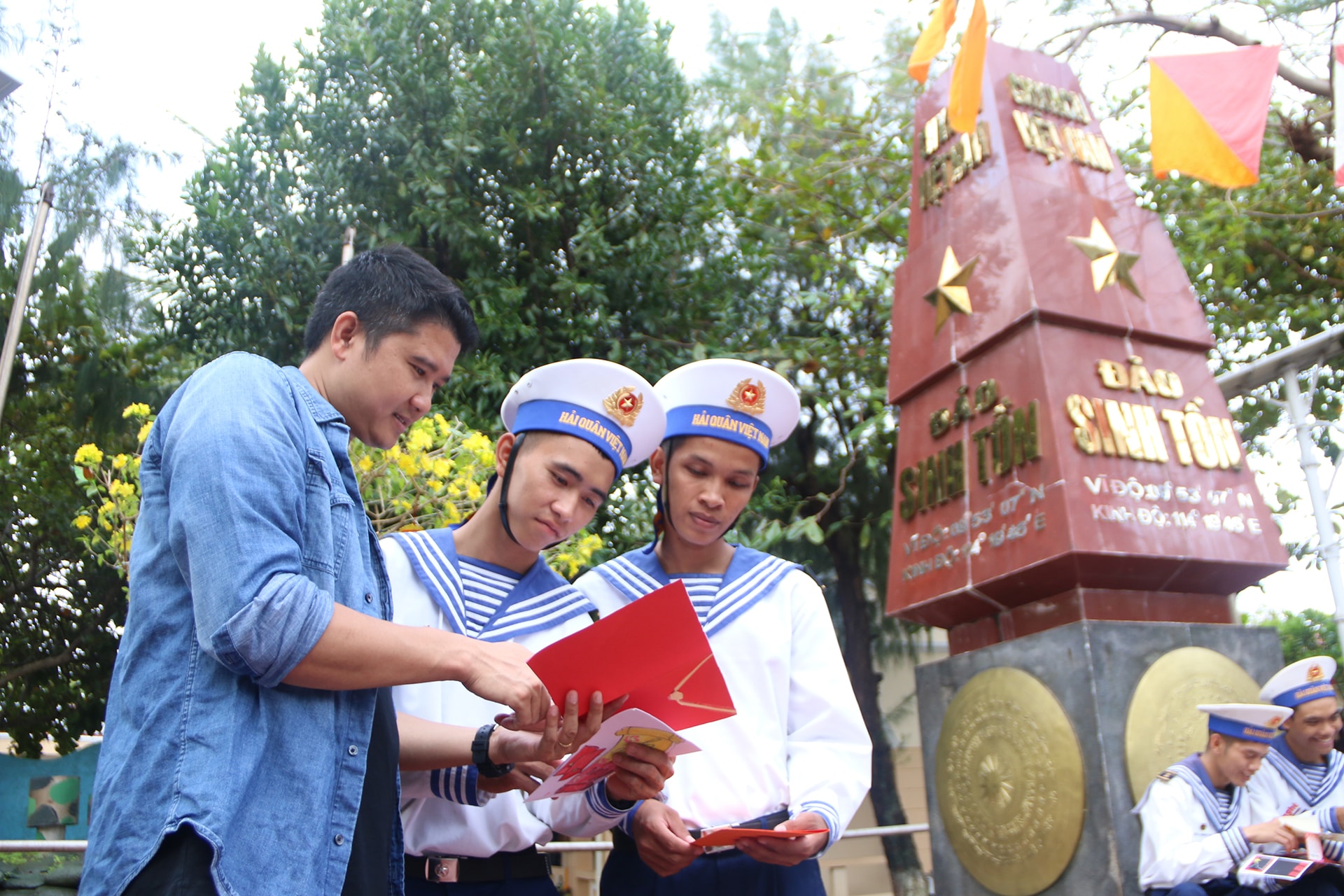 PV Báo Nghệ An cùng các chiến sĩ trên đảo Sinh Tồn đọc thư của các em học sinh.