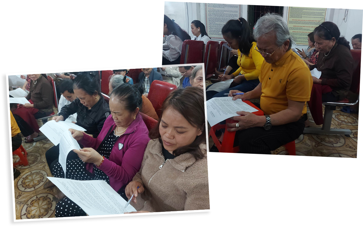 Người dân nghiên cứu phiếu lấy ý kiến.