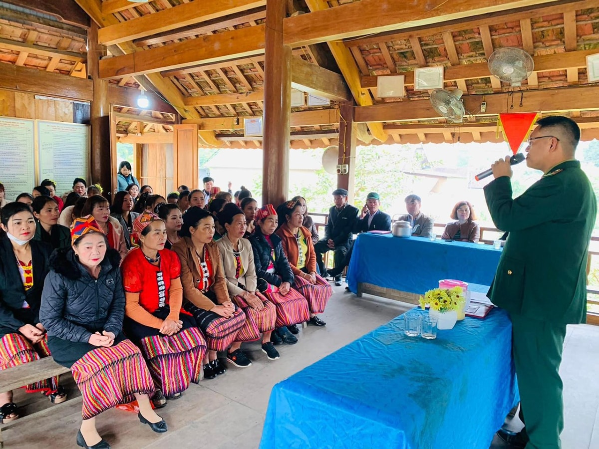 Đồn Biên phòng Phúc Sơn phối hợp với Hội LHPN huyện Anh sơn tổ chức chương trình phổ biến kiến thức về an ninh biên giới. Ảnh: Lê Thạch