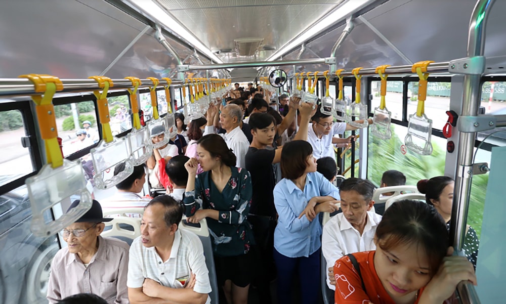 Nhường ghế trên xe buýt cho người già, trẻ em, phụ nữ có thai và người khuyết tật là hành động văn minh nhưng không phải trách nhiệm của tất cả mọi người.