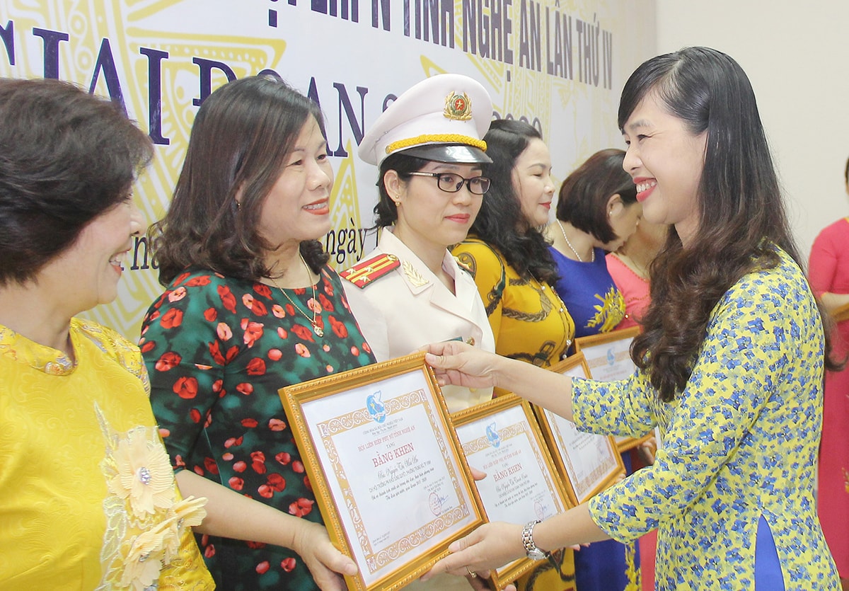 Chủ tịch Hội LHPN tỉnh Nguyễn Thị Quỳnh Hoa khen thưởng các cá nhân điển hình tiên tiến của phụ nữ Nghệ An giai đoạn 2015 - 2020. Ảnh: Mai Hoa