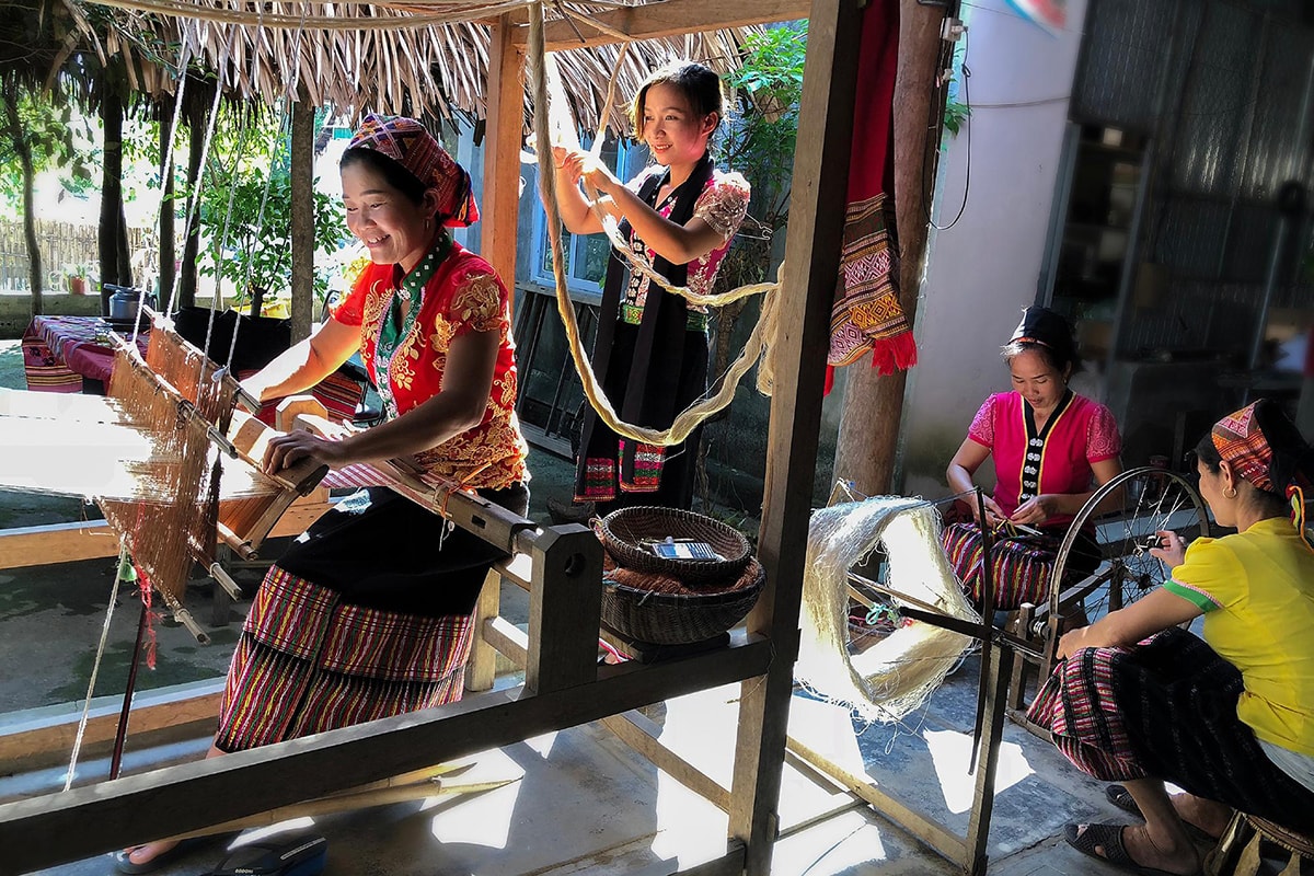Dệt thổ cẩm ở bản Xiềng, xã Môn Sơn (Con Cuông). Ảnh: Xuân Nhường