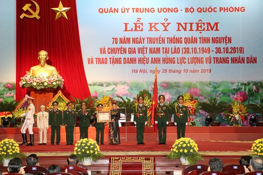 chu-tich-quoc-hoi-nguyen-thi-kim-ngan-trao-danh-hieu-anh-hung-llvt-nhan-dan-cho-ban-lien-lac-quan-tinh-nguyen-va-chuyen-gia-viet-nam-tai-lao-anh-hanoimoi-com-vn-1730213862.jpg