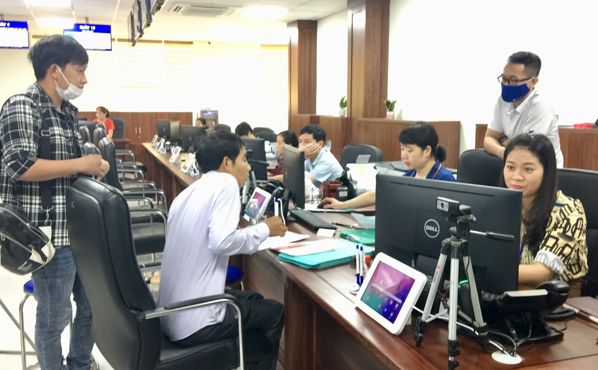 Nạp hồ sơ năng lực đấu thầu bản cứng qua Trung tâm Phục vụ hành chính công của tỉnh.
