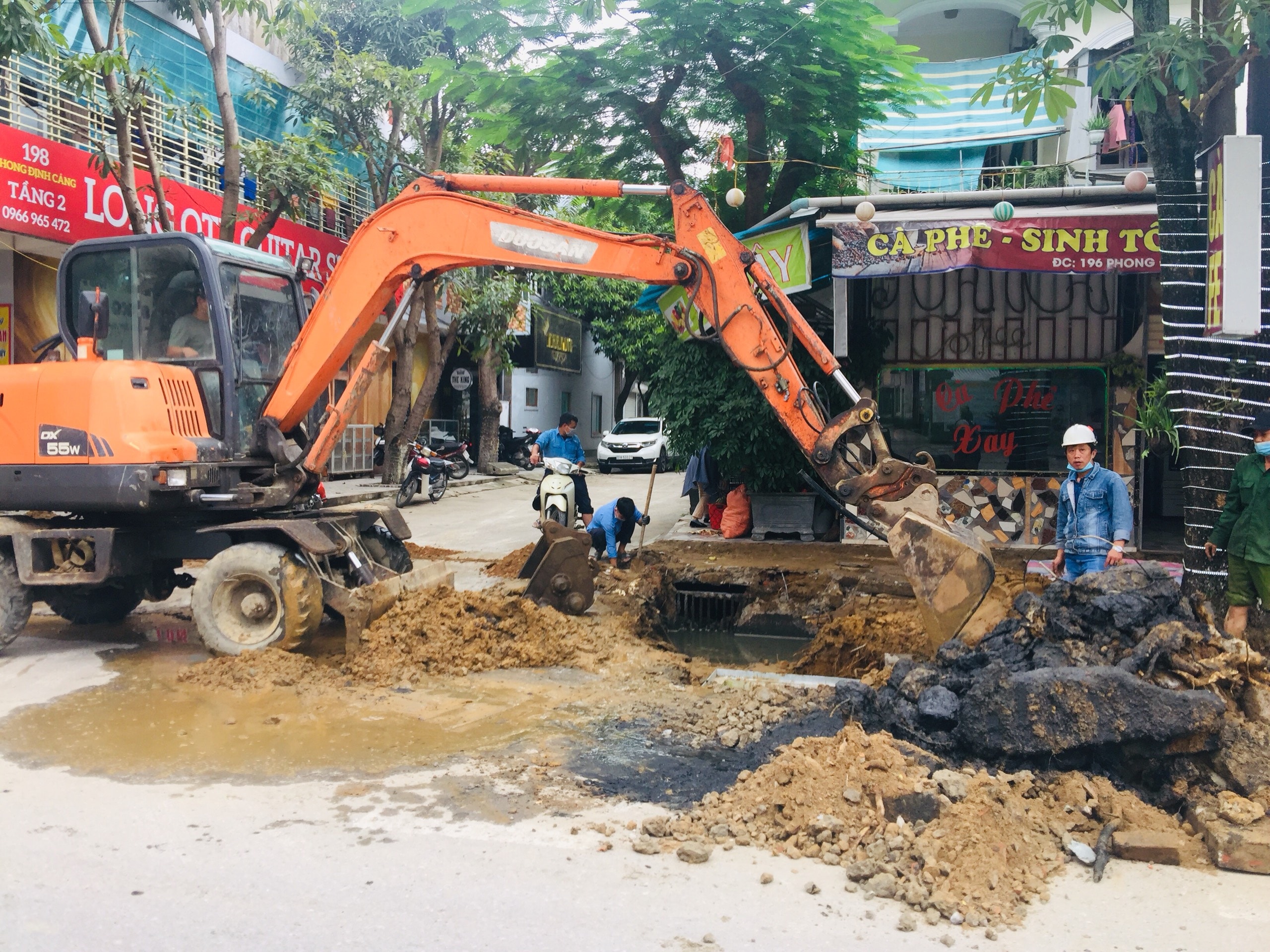 Thi công gói thầu nạo vét mương thoát hạ tầng đô thị Vinh.