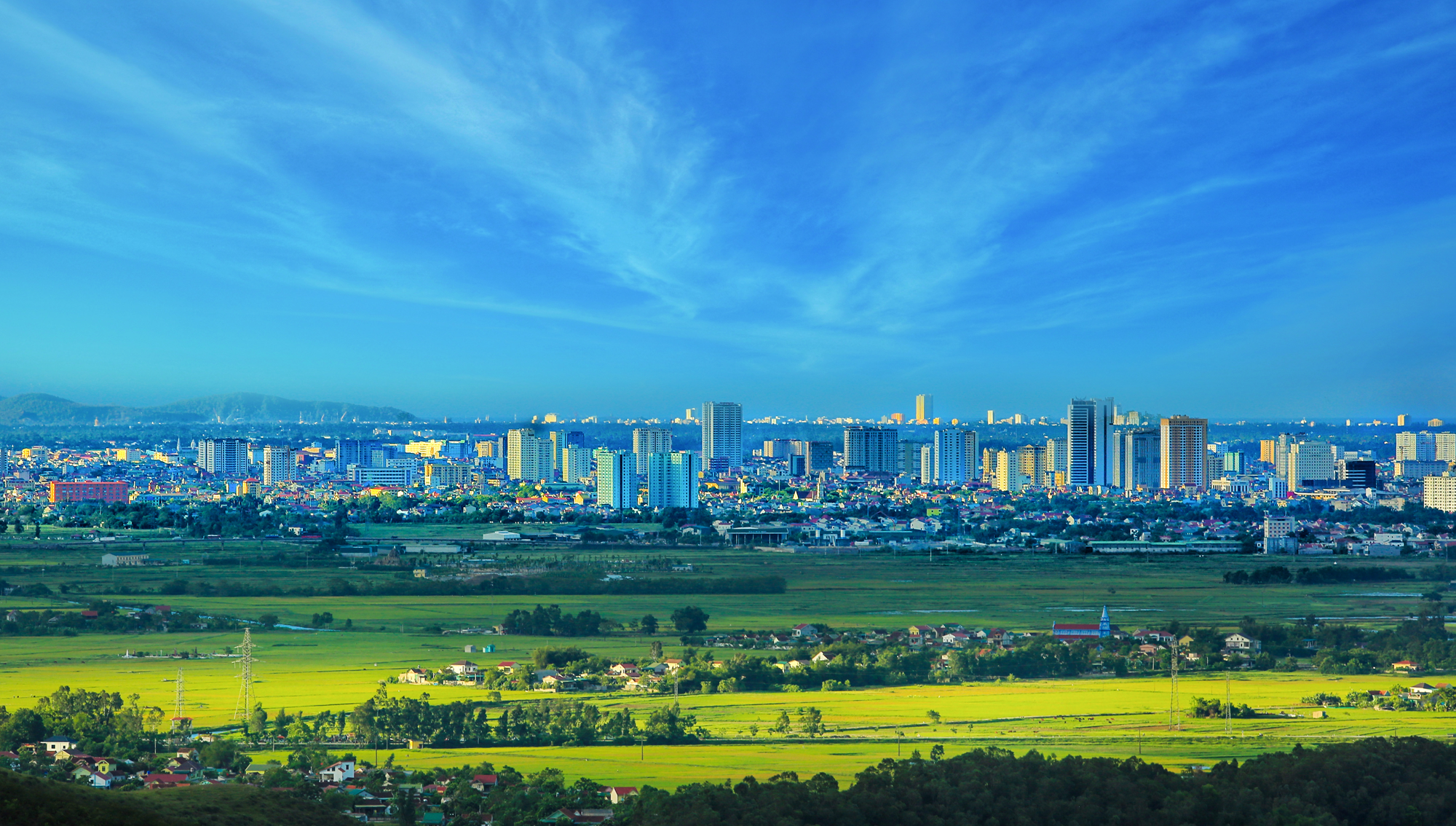 Thành phố Vinh nhìn từ xa (thành phố Vinh nhìn từ trên đỉnh rú Lam Thành): Ảnh: Hải Vương