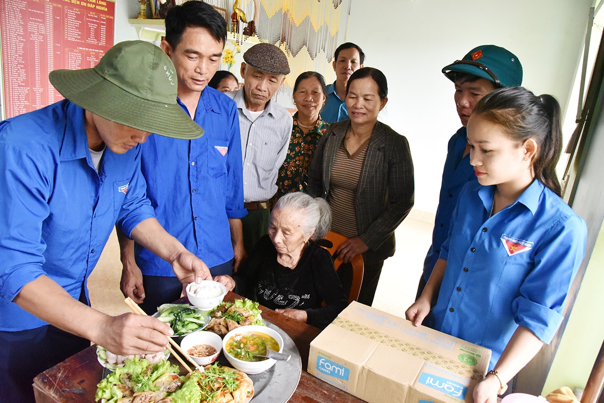 “Bữa cơm yêu thương” Đoàn xã Liên Thành tặng