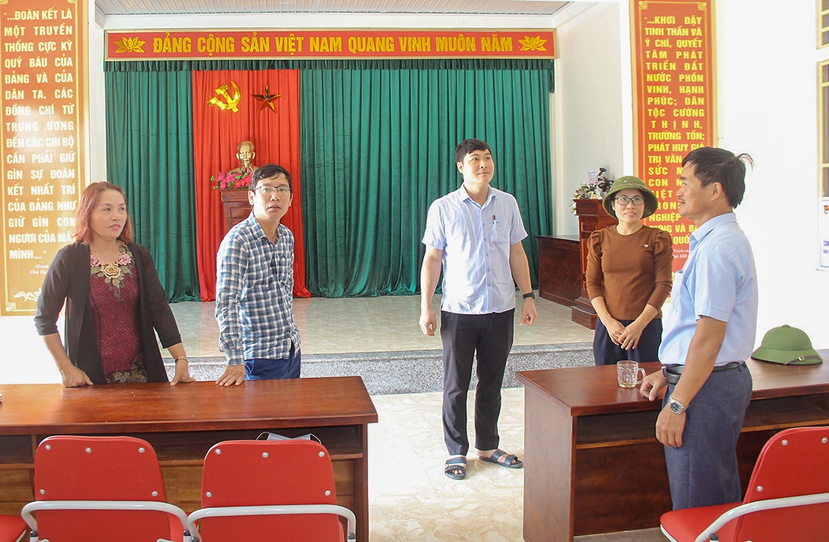 Cán bộ xóm 1, xã Hưng Yên Nam (huyện Hưng Nguyên) trao đổi với lãnh đạo xã về phong trào xây dựng nông thôn mới.