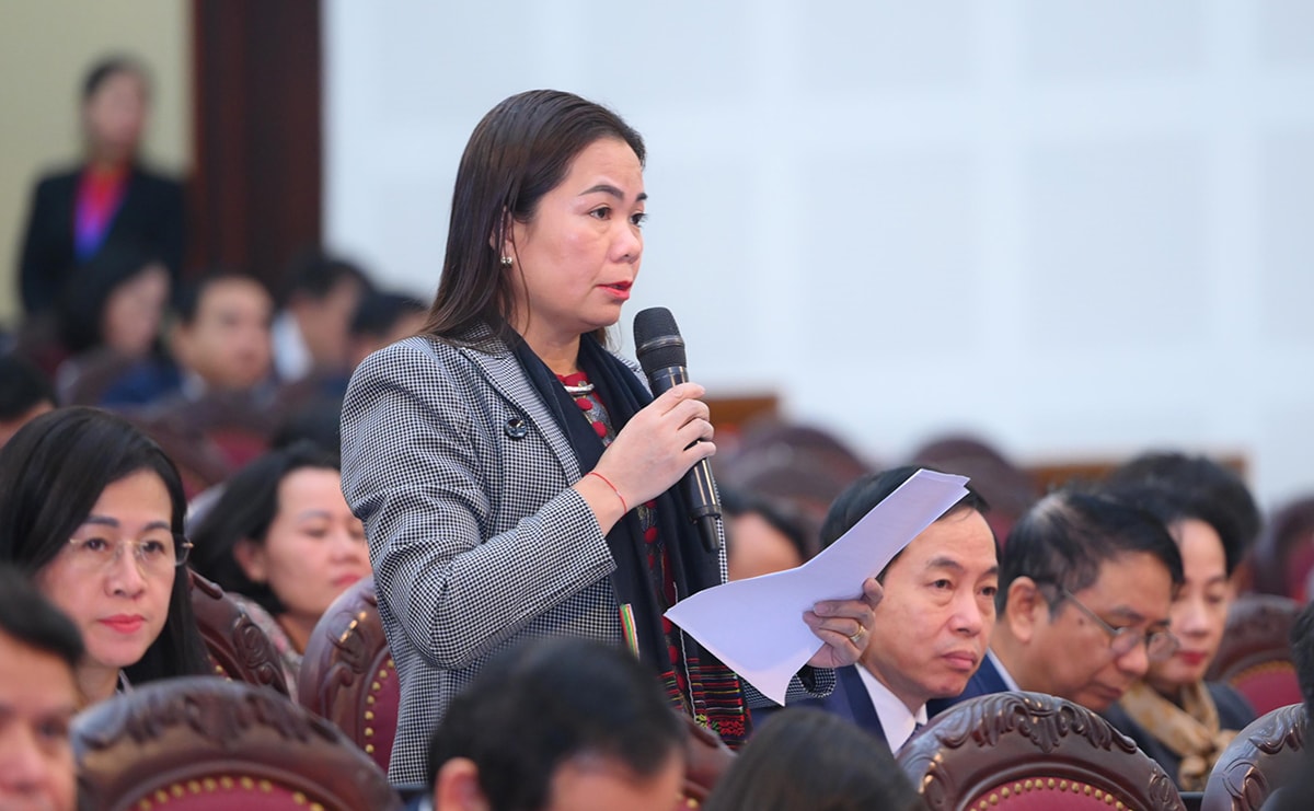 Đại biểu Lữ Thị Khuyên nêu câu hỏi chất vấn lãnh đạo UBND tỉnh về các dự án sử dụng nguồn vốn chương trình mục tiêu quốc gia.
