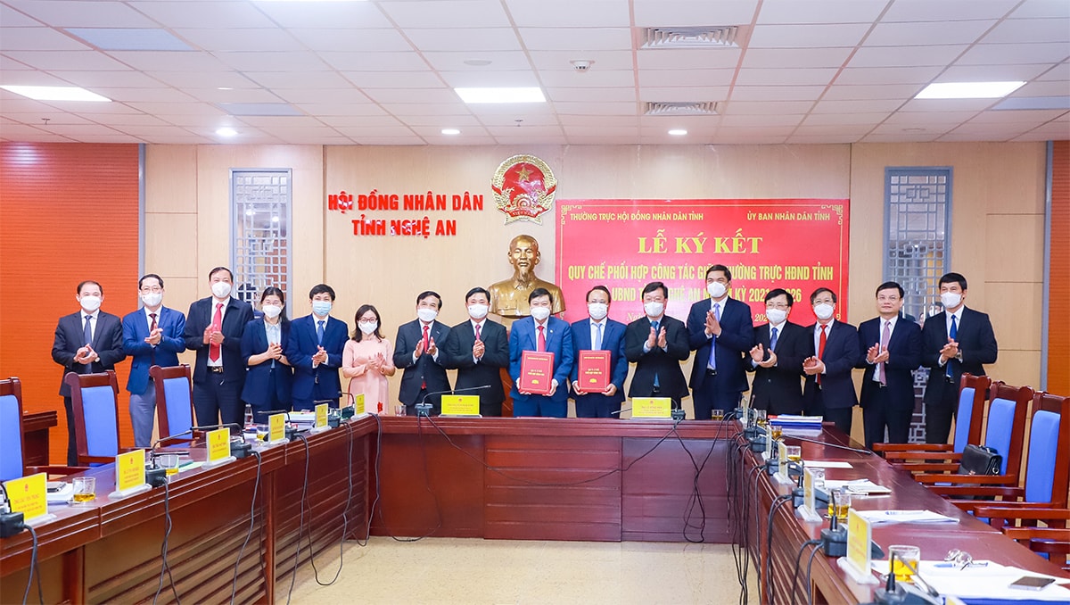 Lãnh đạo Thường trực HĐND tỉnh và UBND tỉnh ký kết Quy chế phối hợp.
