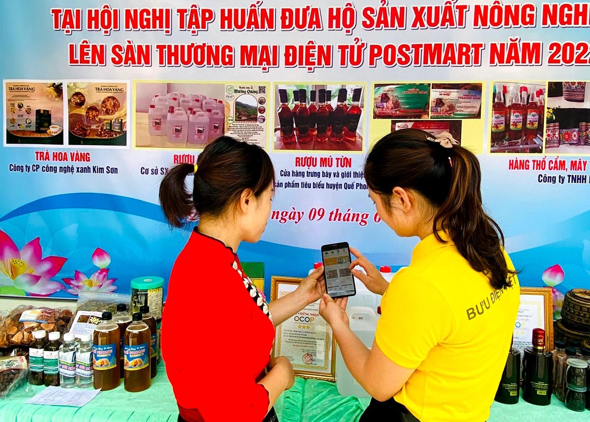 Cán bộ bưu chính hướng dẫn người dân cách đưa sản phẩm OCOP lên các gian hàng thương mại điện tử. Ảnh: Thanh Phúc