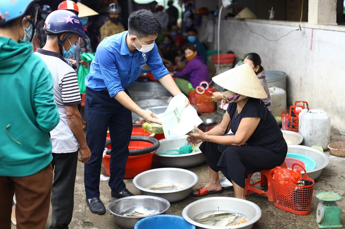 Đoàn thanh niên tuyên truyền người dân hạn chế sử dụng túi ni-lông trong sinh hoạt, nhằm giảm thiểu ô nhiễm môi trường. Ảnh tư liệu: Thanh Phúc