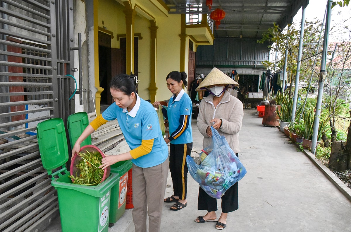 Hội Phụ nữ xã Quỳnh Bảng (Quỳnh Lưu) thực hiện phân loại rác thải tại gia.