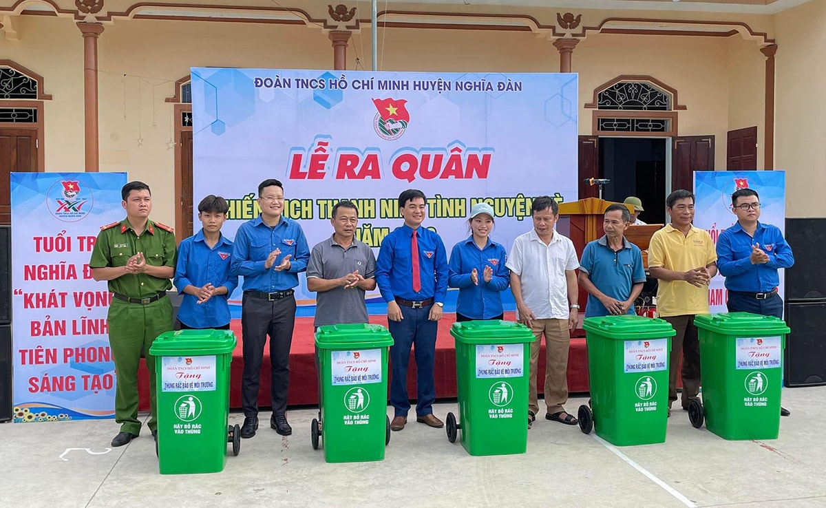 Huyện đoàn Nghĩa Đàn tặng thùng gom rác cho tổ liên gia ở xã Nghĩa Khánh. Ảnh tư liệu: Minh Thái