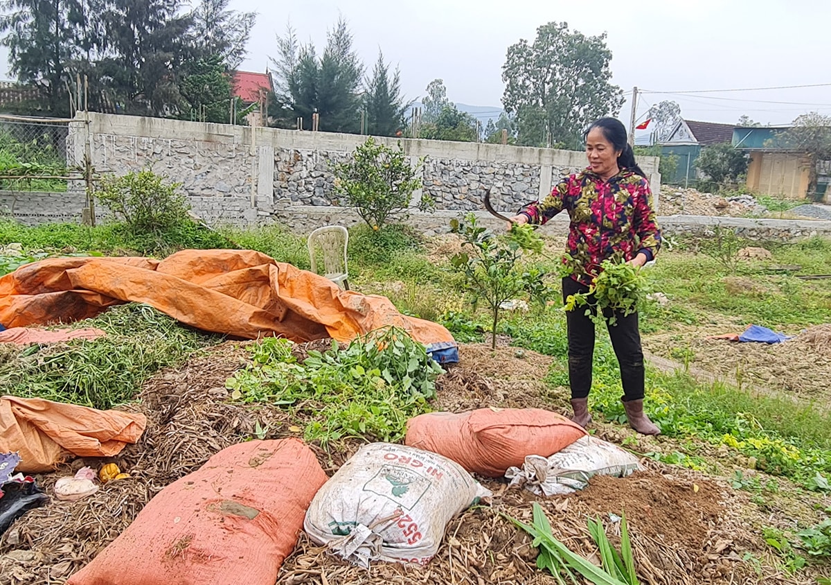 Nông dân xã Hưng Trung (Hưng Nguyên) ủ phân bón từ rác thải.